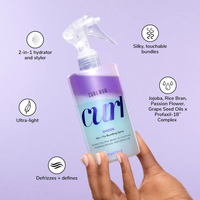 Color Wow Curl Wow Shook Mix + Fix Bundling Spray in de hand met productkenmerken