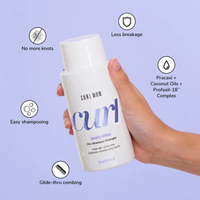 Color Wow Curl Wow Snag-Free Pre-Shampoo Detangler in de hand met productkenmerken
