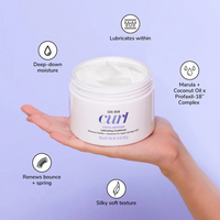 Color Wow Curl Wow Coco-Motion Lubricating Conditioner in de hand met productkenmerken