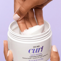 Vingers in een pot Color Wow Curl Wow Coco-Motion Lubricating Conditioner