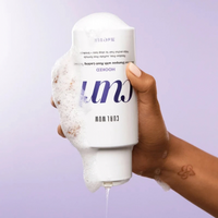 Color Wow Curl Wow Hooked 100% Clean Shampoo in de hand met schuim