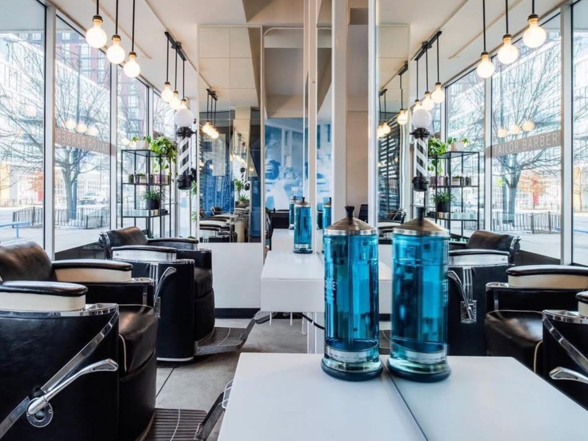Barbicide desinfectiepotten op de werkplek in een moderne salon