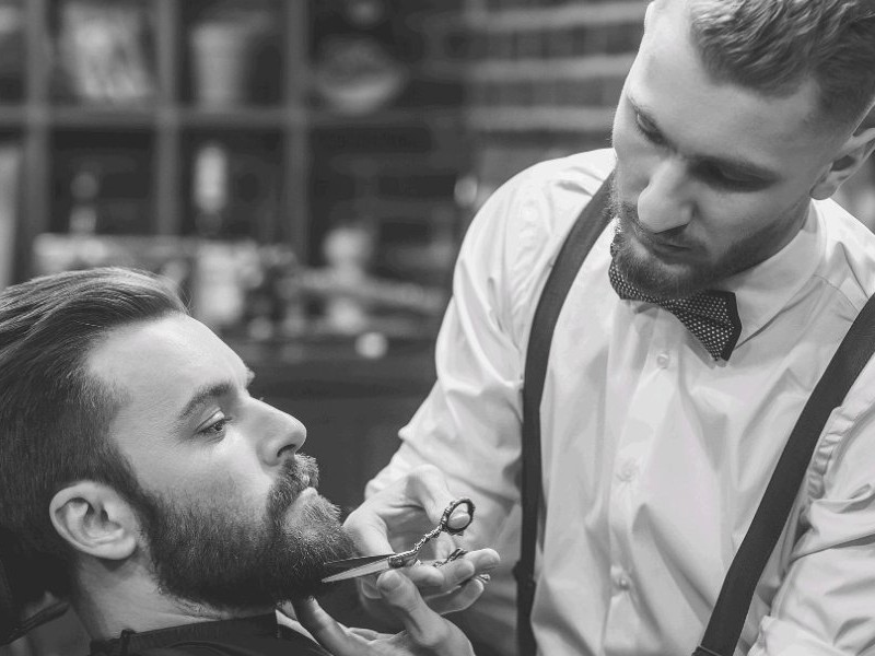Barbier verzorgt een baard in de barbershop
