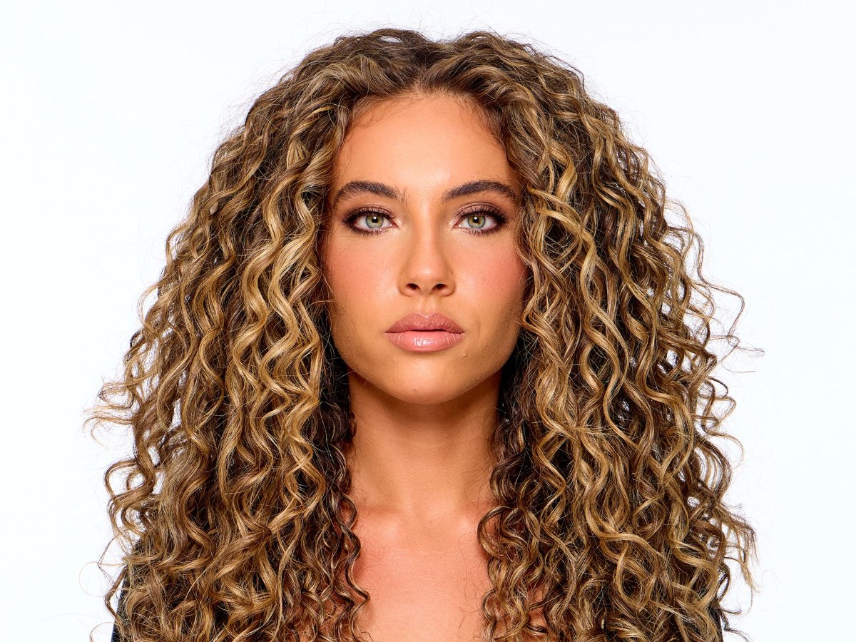Model met gedefinieerde krullen, Color Wow Curl Wow