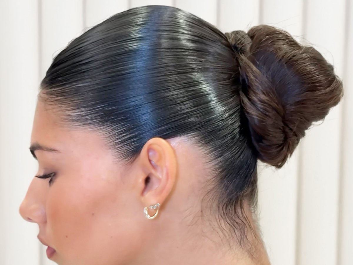 Strakke knot met hoge glans, gestyled met Color Wow