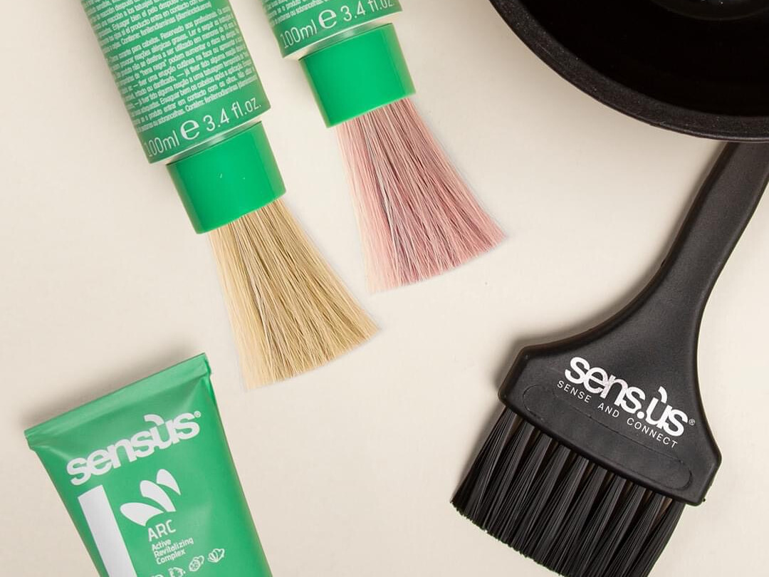 Sens.us Arc Color tubes en verfkwast op beige achtergrond