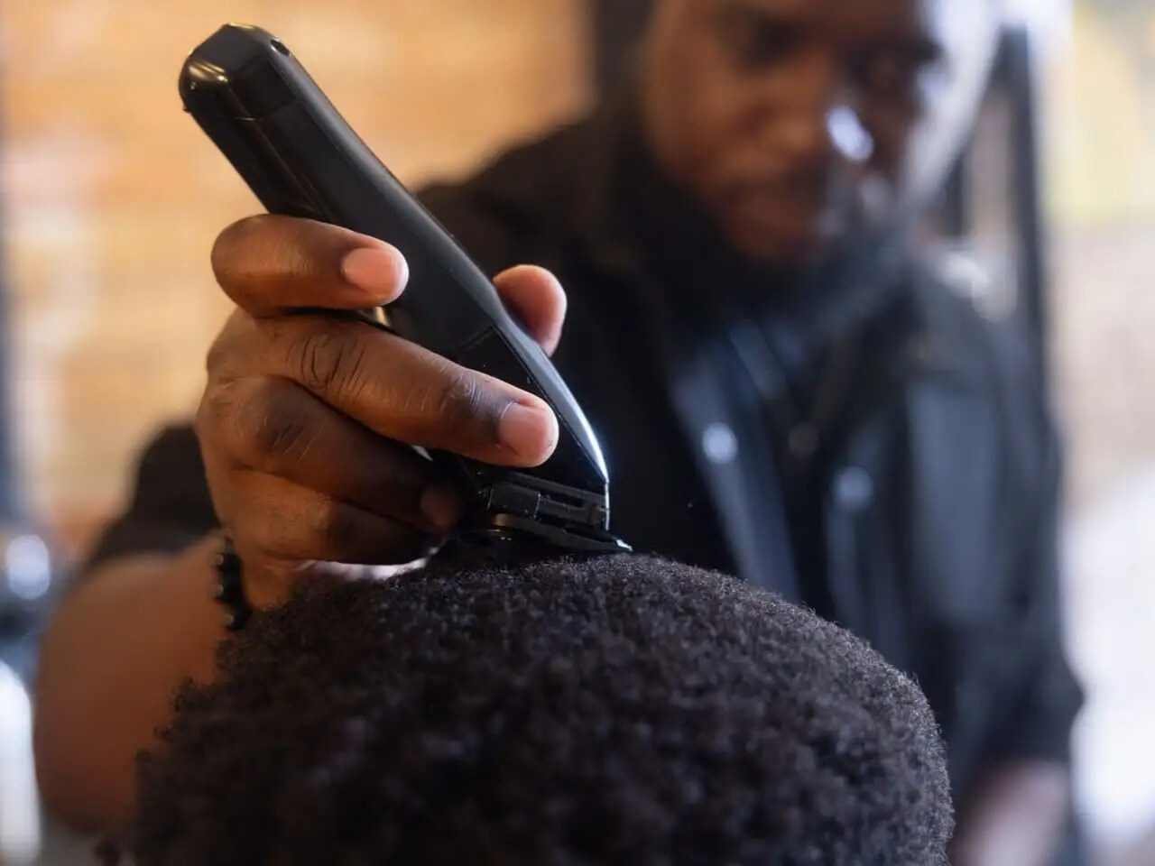 Wahl Vapor Tondeuse op man bij kapper